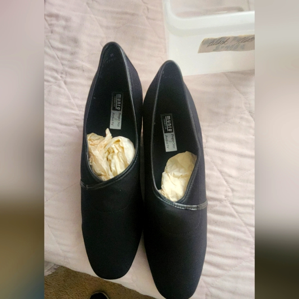 Munro American Black Flats Elegant Slip-On Design